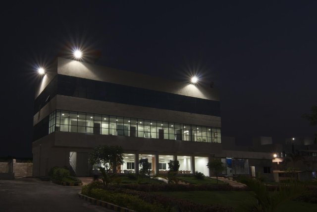 Office space for rent in Dresden-Cotta: 400 m² in a business park, divisible from 120 m²
