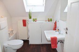Hauptbad mit freistehender Wanne