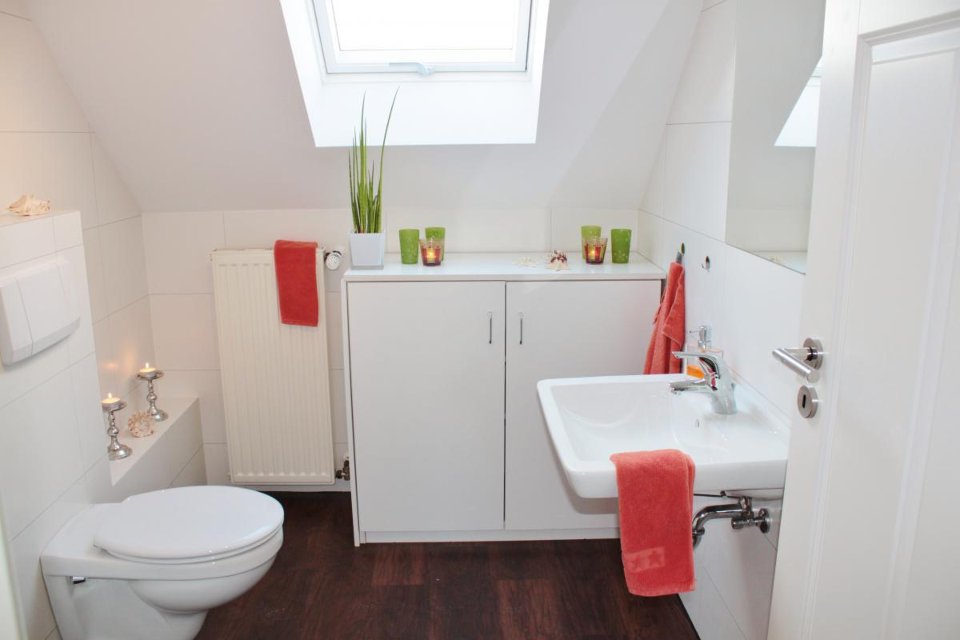 Hauptbad mit freistehender Wanne